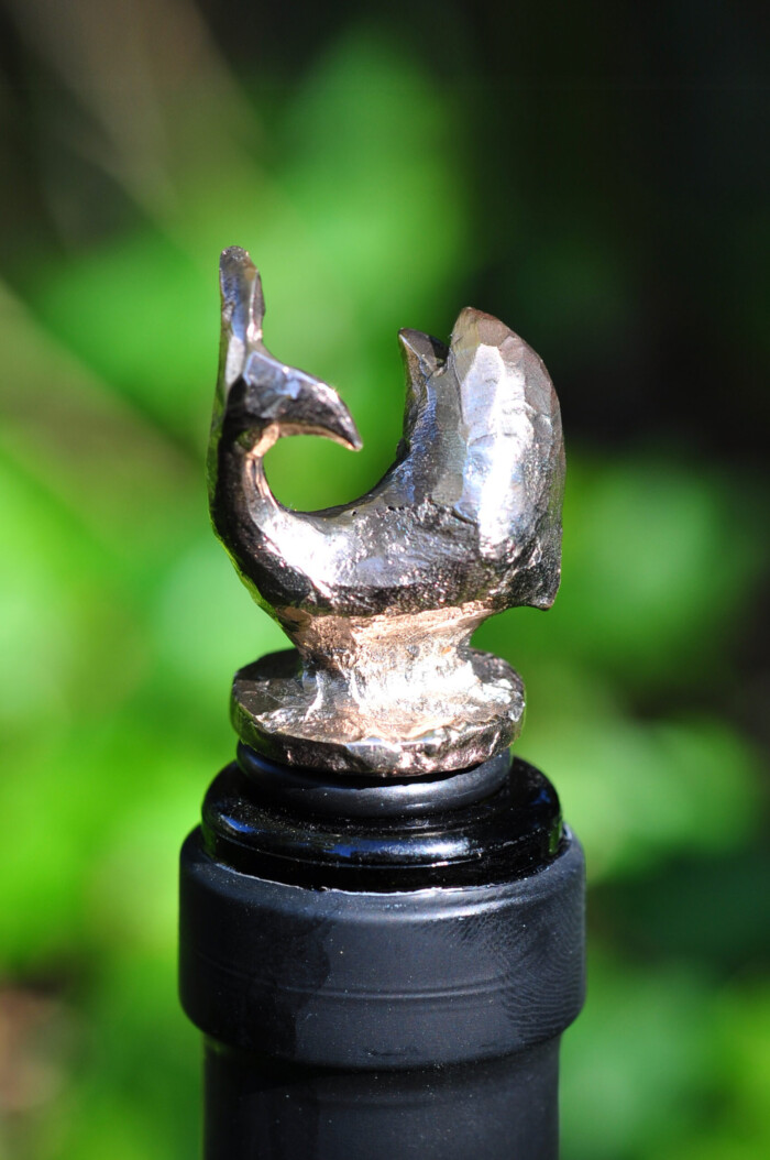 Vinprop i bronze. Motiv: delfin.
