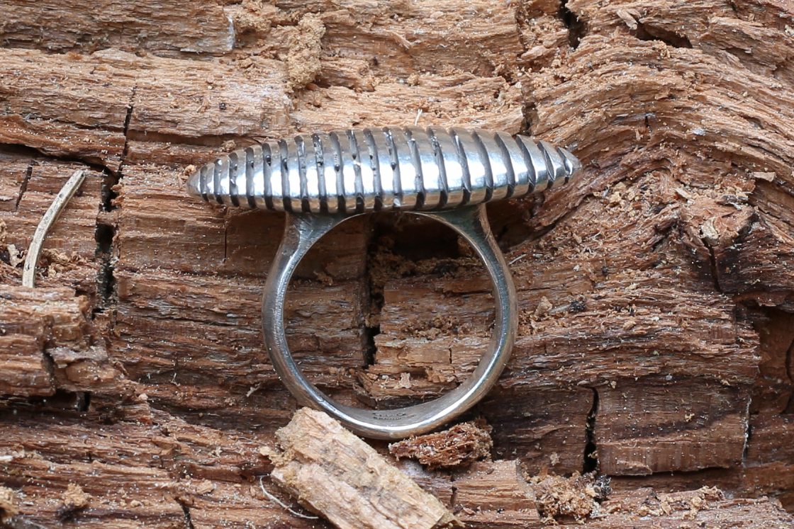 Monbo-fingerring-med-lameller-2 Monbo | Fingerring med lameller