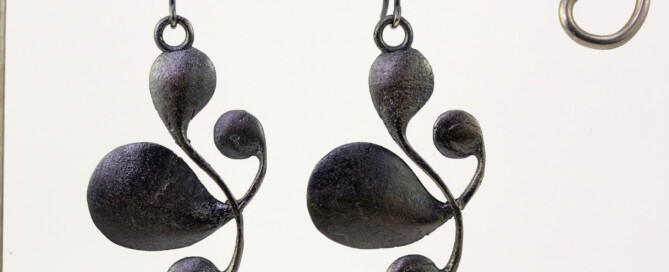 Øreringe i oxideret sterling sølv - Monbo Smykker